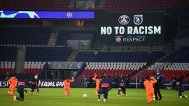 Jugadores de fútbol y árbitros se arrodillan en el campo contra el racismo antes del partido de fútbol del grupo H de la Liga de Campeones de la UEFA entre Paris Saint-Germain (PSG) y Istanbul Basaksehir FK en el estadio Parc des Princes en París.