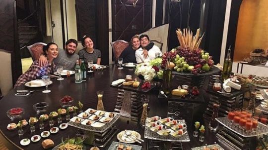 Diego junto a Rocío y algunos de sus hijos en Dubai