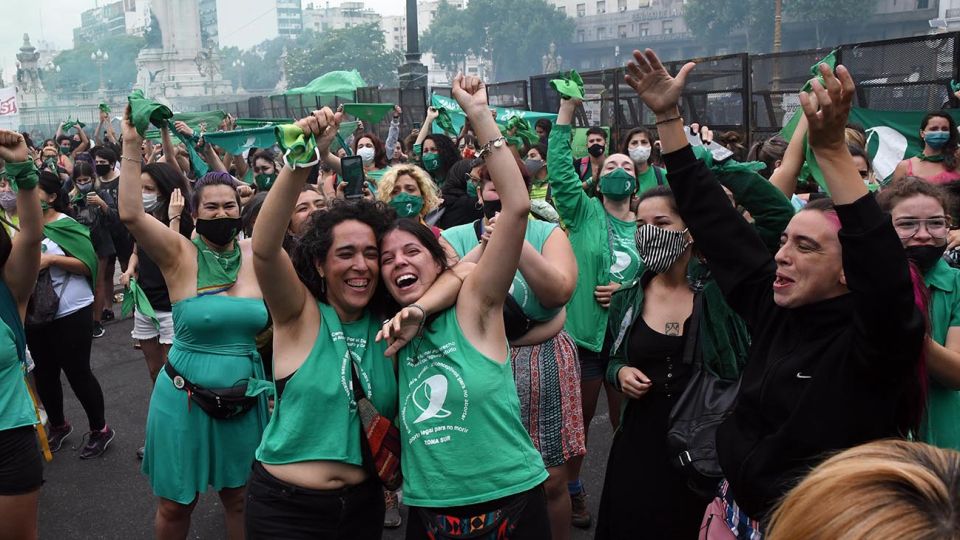 Una multitud de mujeres con pañuelos verdes festejaba esta mañana frente al Congreso Nacional la media sanción del proyecto de ley de Interrupción Voluntaria del Embarazo por la Camara de Diputados.