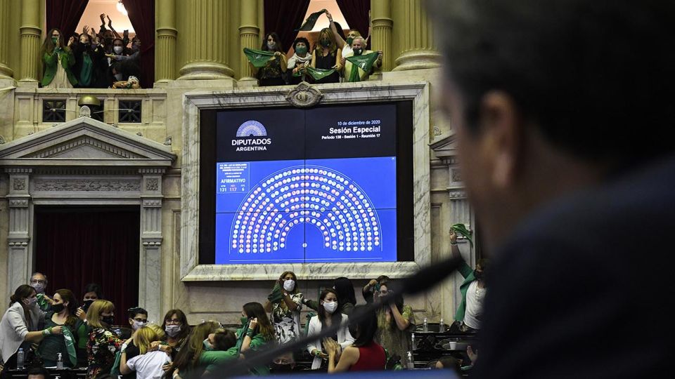 El aborto legal en la Argentina ya tiene media sanción y pasa al Senado para su definición.
