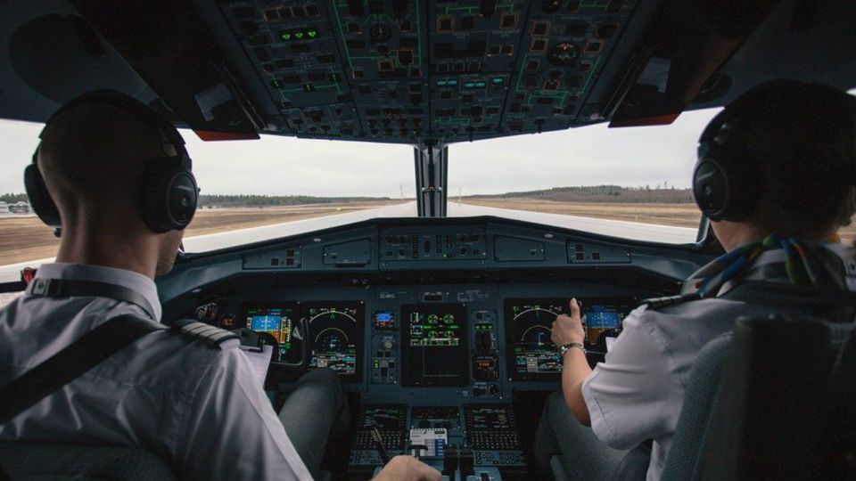 El Administración de Aviación Civil de China (CAAC) señaló que la recomendación se aplica a vuelos chárter hacia y desde países y regiones donde las cifras de contagio superen los 500 casos por cada millón de personas.