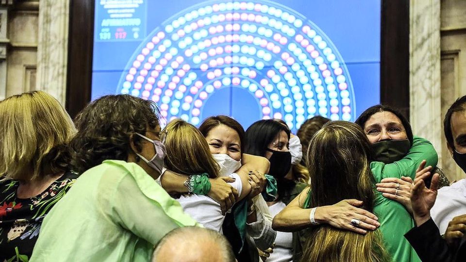 Las diputadas festejan la media sanción de la ley IVE
