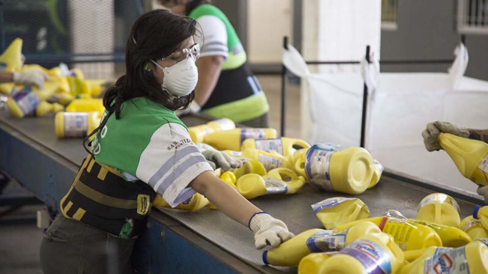 Todo se procesa a través de una cinta y luego el producto se enfarda y se entrega a la Cooperadora del Hospital Municipal Materno Infantil de San Isidro.