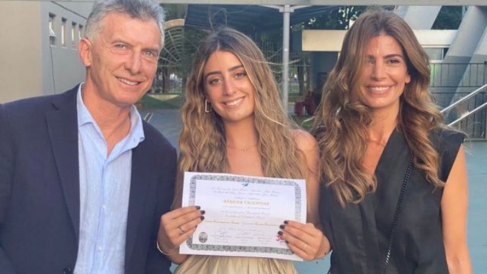 Valentina Barbier terminó el secundario, y diploma en mano junto a Juliana Awada y Mauricio Macri.