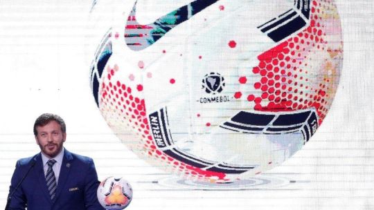 ¿Le darán pelota? Alejandro Domínguez, presidente de la Conmebol, quiere una final de Copa Sudamericana con público en el Kempes.