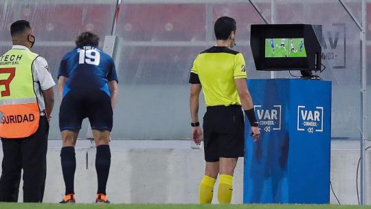 REPLAY. EN EL PARTIDO POR COPA LIBERTADORES QUE DISPUTARON RIVER Y NACIONAL ESTE JUEVES, EL VAR VOLVIÓ A SER PROTAGONISTA, CON PENALES Y GOLES DUDOSOS.