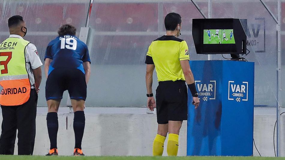 20201212_var_arbitro_futbol_afp_g