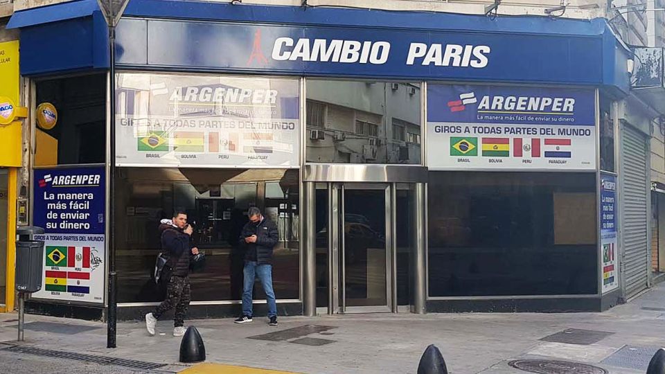 Cambio. Las casas adecúan la normativa tras la autorización a abrir que les dio el BCRA.