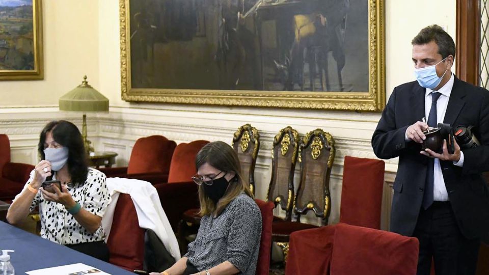 Negociación. Vilma Ibarra y Fernanda Raverta se instalaron en el despacho de Sergio Massa.