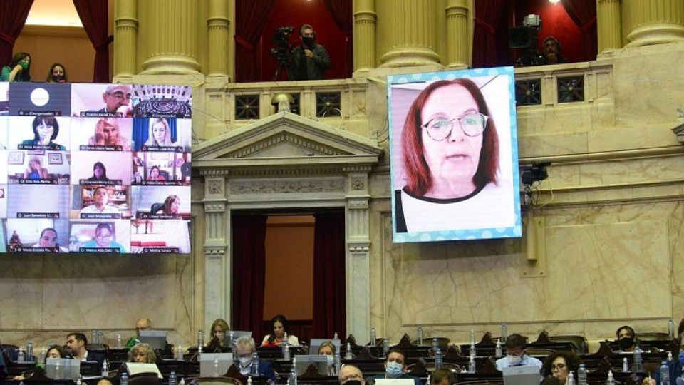 ENCUESTA EN MANO. Vigo, la esposa del gobernador fue la vocera de la decisión. Todo un gesto.