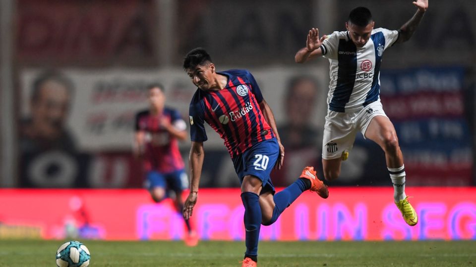COMPROMISO. Federico Navarro jugando y batallando en el mediocampo de Talleres.
