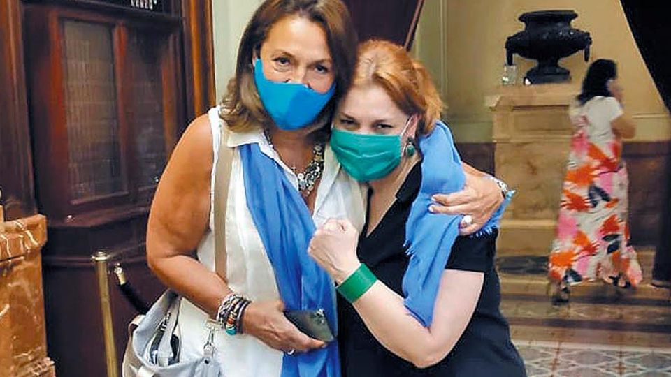 Unidas. Banfi (verde) y Campagnoli (celeste), compañeras de bloque que votaron de manera opuesta.