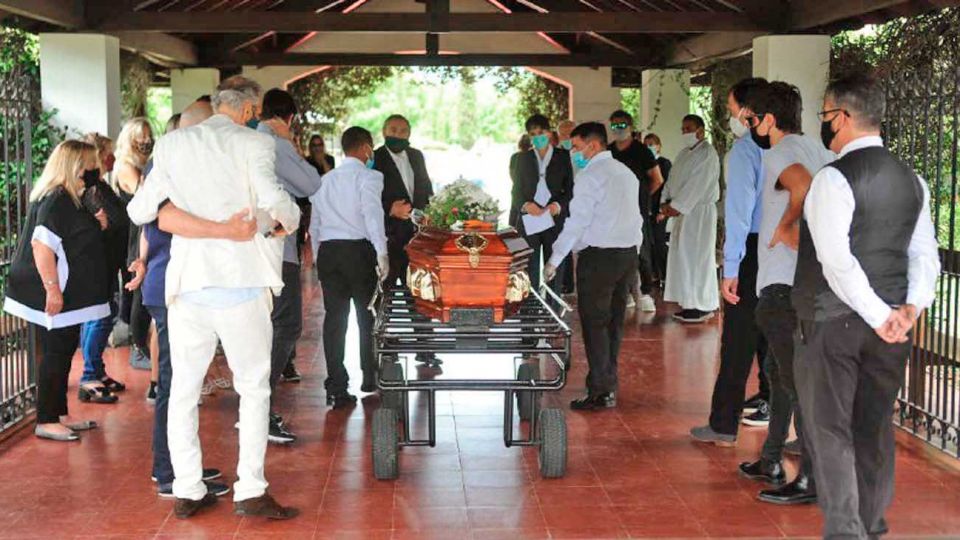 Emoción. Ayer al mediodía, familiares lo despidieron en el cementerio Memorial. Ricardo Darín estuvo también allí.