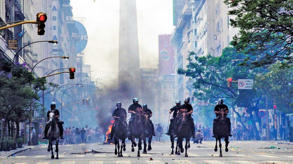 2001. Pese a los diferentes estallidos sociales, con saqueos y represión, la institucionalidad se mantuvo, maltrecha, pero en pie.