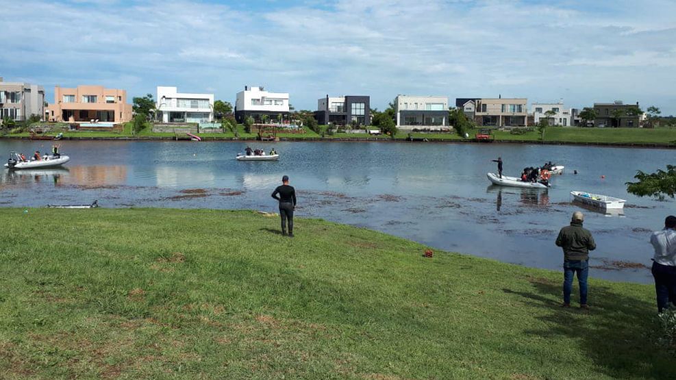 Rastrillajes en la laguna del country Puerpto del Lago, en Escobar. Allí desapareció el joven Guido Orlando.