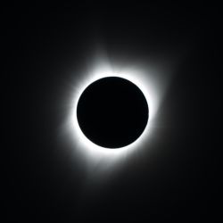 Eclipse total de Sol en Sagitario