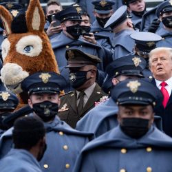 El presidente de los Estados Unidos, Donald Trump, se une a los cadetes de West Point durante el partido de fútbol entre el Ejército y la Marina en el estadio Michie en West Point, Nueva York. | Foto:Brendan Smialowski / AFP