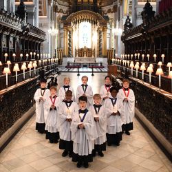 Los coristas cantan durante una sesión fotográfica mientras los Coristas de la Catedral de San Pablo se preparan para su primer concierto de Navidad transmitido en vivo en la Catedral de San Pablo en Londres. | Foto:DANIEL LEAL-OLIVAS / AFP