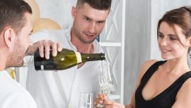 Al destapar un espumante, el corcho puede alcanzar una velocidad de 80 km por hora