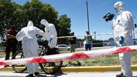 El caso de un adolescente de 15 años que asesinó a un hombre armenio en Retiro para robarle la bicicleta volvió a poner sobre la mesa la discusión por la baja de la imputabilidad. Una vez detenido, desde el Gobierno de la Ciudad de Buenos Aires reabrieron el debate. Diego Santilli, vicejefe porteño y titular del Ministerio de Justicia y Seguridad, tuiteó: “Es hora de discutir la Ley Penal Juvenil, no pueden entrar por una puerta y salir por la otra. Tiene que haber consecuencias para todos los delincuentes que desprecian la vida y que están dispuestos a todo”. Horas más tarde Marcelo D’ Alessandro, secretario de Seguridad de la Ciudad, se pronunció en la misma línea. Tratándose de una controversia de larga data, hace tiempo que se quiere modificar el régimen penal de menores. Y aunque hay acuerdo sobre la necesidad de un abordaje interdisciplinario y profundo, no se logra una nueva ley porque no hay consenso sobre la cuestión de la edad. Disputa. En la Ciudad de Buenos Aires entienden que hay que pensar alternativas a la privación de la libertad en menores pero son tajantes respecto a su posición: “En una sociedad necesitamos reglas de conducta y el que las rompe tiene que tener consecuencias”, señalaron a NOTICIAS fuentes cercanas a esa cartera. El asesinato en Retiro en el que estuvo involucrado un chico de 15 años, además, reafirmó la postura de varios en cuanto a que hay que bajar la punibilidad a esa edad. Sin embargo, Marisa Graham, defensora de los Derechos de Niñas, Niños y Adolescentes de la Nación, considera que no es constitucional hacerlo: “La baja de punibilidad en Argentina sería inconstitucional. El Estado argentino tiene un estándar que es que ha decidido que por debajo de los 16 años no va a actuar penalmente contra un ciudadano. Como los derechos humanos nunca pueden ser regresivos, no podemos disminuir la edad”, explica a este medio. En la misma línea, insiste en que “está probado que la disminución de los índices de criminalidad no se logra bajando la edad de imputabilidad”. Y apunta a un abordaje que trabaje desde la prevención y las medidas alternativas pensadas desde una justicia restaurativa, que mantenga alejados a los menores de la privación de la libertad. Así, aunque los menores no registran antecedentes, fuentes cercanas al Ministerio de Seguridad de la Ciudad confirmaron que el adolescente detenido -y que ahora se encuentra en un instituto a la espera de la resolución del juez Rodolfo Cilleruelo- había robado cuatro veces este año -la última, el 8 de noviembre- y estiman que un 14% de los robos y hurtos que suceden en la Ciudad involucran a chicos de entre 13 y 17 años. “Tienen la impunidad de que no va a haber consecuencias”, opinan. Con un caso que generó particular impacto, y un debate que regresa cíclicamente, la polémica por la baja de la imputabilidad volvió a aflorar.