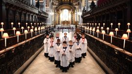 Los coristas cantan durante una sesión fotográfica mientras los Coristas de la Catedral de San Pablo se preparan para su primer concierto de Navidad transmitido en vivo en la Catedral de San Pablo en Londres.