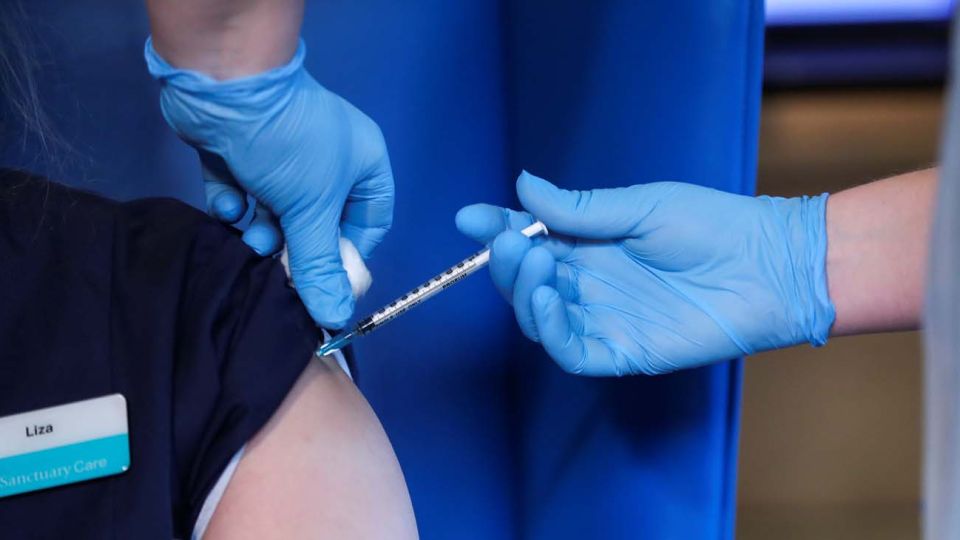 Argentina va a vacunar primero al personal de salud, fuerzas de seguridad y personas de edad avanzada.