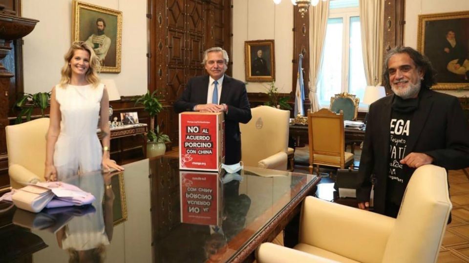Liz Solari concurrió a Casa Rosada junto al presidente de la Unión Vegana Argentina, Manuel Alfredo Martí.