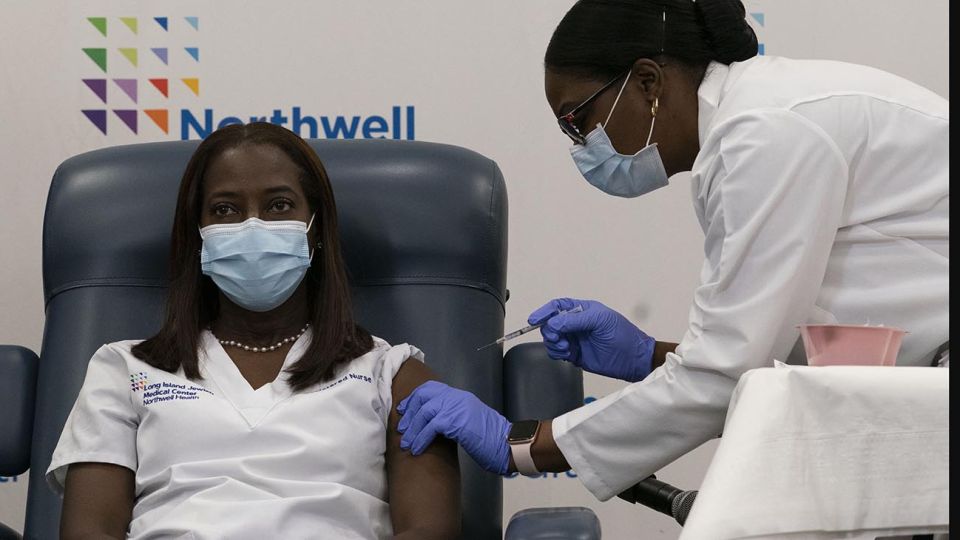 Una enfermera de Nueva York recibe la primera vacuna contra el Covid en Estados Unidos