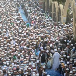 Decenas de miles de musulmanes bangladesíes ofrecen oraciones durante el funeral de Nur Hossain Kasemi, subjefe del grupo islamista de línea dura Hefazat-e-Islam, en el centro de Dhaka. - Kasemi, que tenía 75 años , murió a causa del coronavirus Covid-19, en la capital de Bangladesh. | Foto:Munir Uz zaman / AFP
