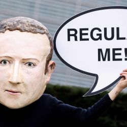 Un activista de la ONG ambientalista Avaaz con una máscara que representa al director ejecutivo de Facebook, Mark Zuckerberg, sostiene un cartel que dice  | Foto:Kenzo Tribouillard / AFP