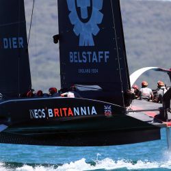 INEOS Team UK navega en la práctica de carreras el día cinco de la 36a carrera de yates de la Copa América en Auckland. | Foto:Gilles Martin-Raget / AFP