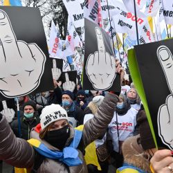 Empresarios y propietarios de pequeñas empresas protestan frente al parlamento para exigir la cancelación de las restricciones de cuarentena impuestas para frenar la propagación de la enfermedad por coronavirus, en Kiev. | Foto:GENYA SAVILOV / AFP