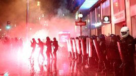 Los policías se paran uno al lado del otro en la Place de la Republique durante una manifestación en París, contra el proyecto de ley de