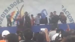 El momento en el que la silla impacta contra el ex presidente.