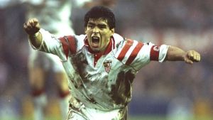 DIEGO MARADONA EN SU PASO POR SEVILLA.