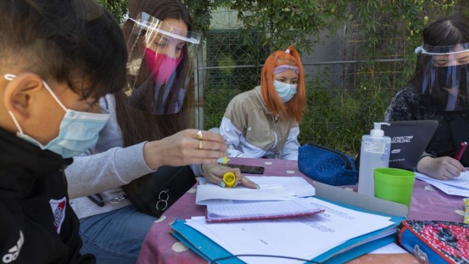 Los chicos y adolescentes tuvieron que inventarse nuevas formas de estudiar juntos.