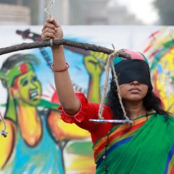 Bangladesh, Dhaka: Una artista bangladesí actúa mientras participa en un programa cultural para celebrar el próximo día de la victoria. | Foto:Suvra Kanti Das / Zuma Wire / DPA