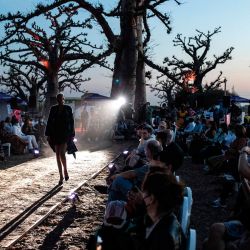 Una modelo camina por la pasarela durante la Semana de la Moda de Dakar en Dakar. | Foto:John Wessels / AFP