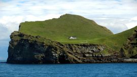 La casa en cuestión se encuentra en el medio de la isla Elliðaey.