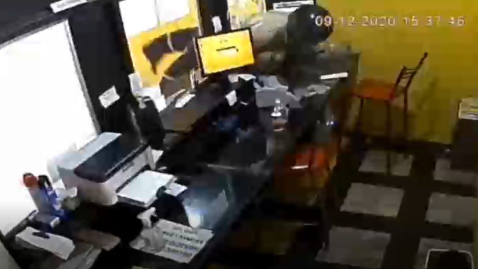 Captura del video que grabó el brutal asalto al local San Juan Servicios.