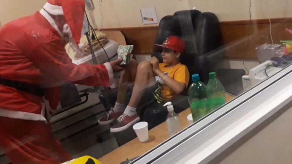 Claudio Martos reparte regalos en el Hospital de Niños Víctor J. Vilela de Rosario desde hace 15 años todos los 24 de diciembre. Claudio Martos reparte regalos en el Hospital de Niños Víctor J. Vilela de Rosario desde hace 15 años todos los 24 de diciembre.