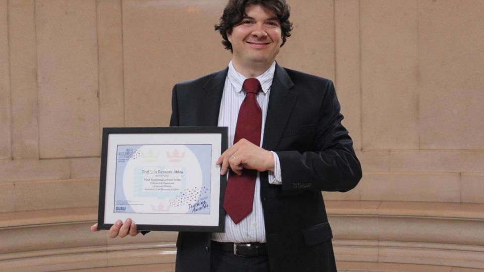 Luis Fernando Alday nació en San Rafael, Mendoza, y pasó su infancia en Arrecifes.