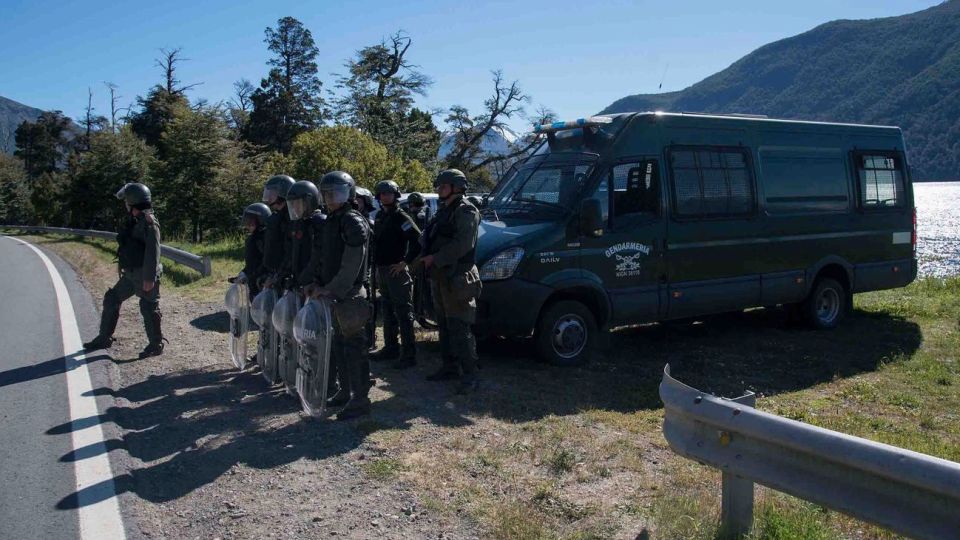 Fuerzas de seguridad desplegadas a las afueras del Parque Nacional Los Alerces