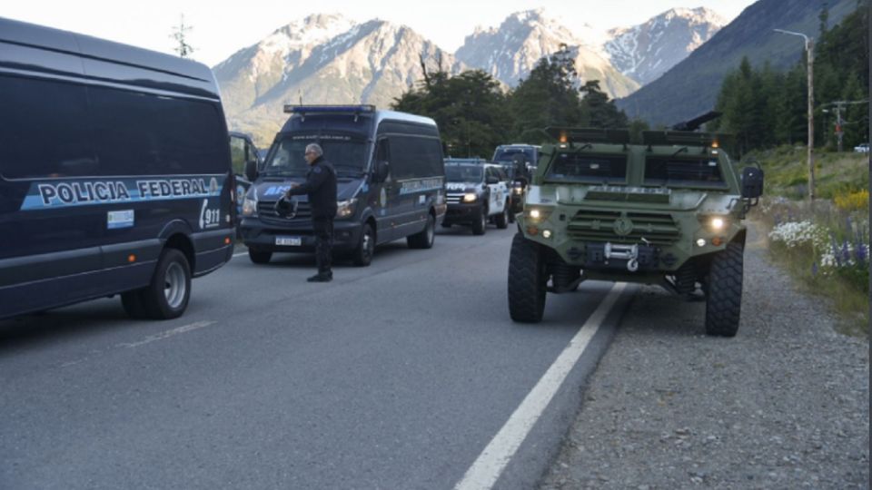 Fuerte operativo policial en Villa Mascardi para desalojar a Los Mapuches que ocupan tierras en parques nacionales.
