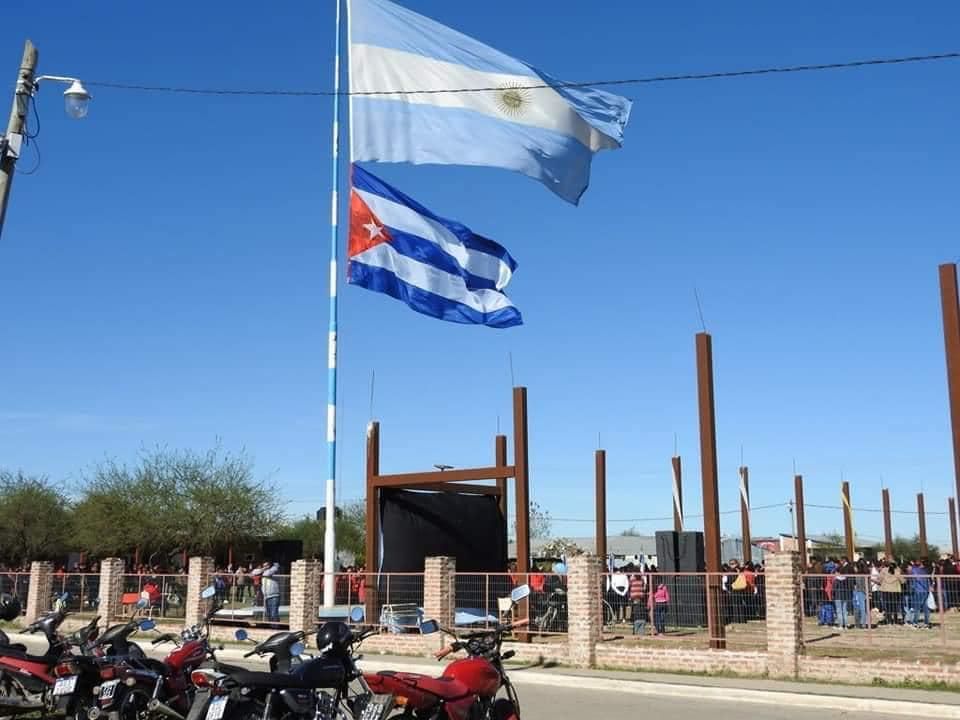 Habían izado la bandera argentina con la cubana.