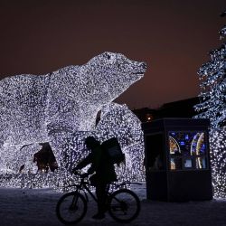 Un hombre circula frente a esculturas de luz de osos polares que se instalarán para las próximas vacaciones de Año Nuevo y Navidad en Moscú. | Foto:Kirill Kudryavtsev / AFP