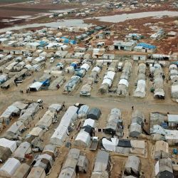 Una foto de un dron muestra un campamento para sirios desplazados cerca de la ciudad de Kafr Lusin en la frontera con Turquía, en la provincia de Idlib, en el noroeste de Siria, controlada por los rebeldes. | Foto:Aaref Watad / AFP