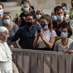 Francisco saluda a fieles en el Vaticano.  | Foto:CEDOC