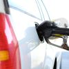 Llenar el tanque de un auto compacto puede representar más de 3.400 pesos