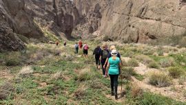 Declarado Monumento Histórico Nacional por su belleza y con una gran cantidad de pinturas rupestres, el Alero Charcamata en la zona noroeste de Santa Cruz.